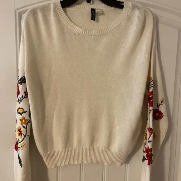 Women’s H & M Divided Brand Cream C/N L/S Sweater w/Embroidered Flowers S - Picture 1 of 3
